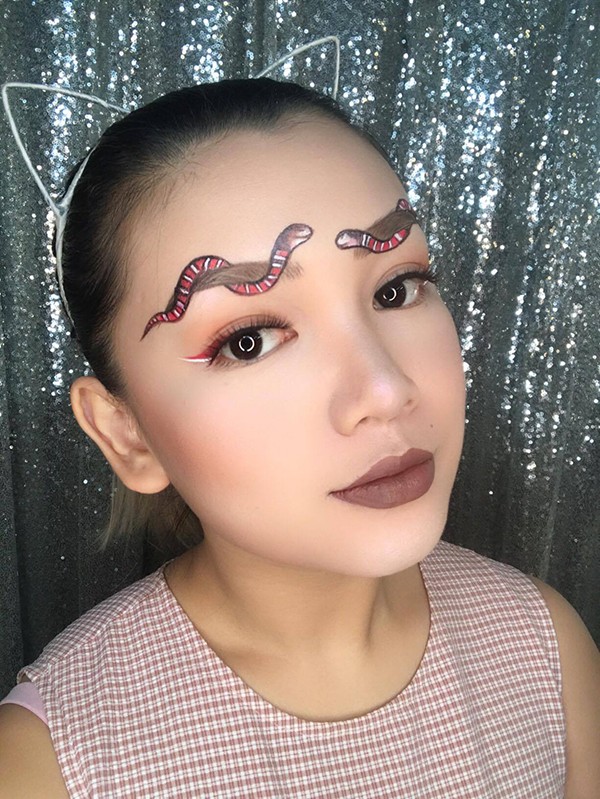 Cười thắt ruột với “101 kiểu lông mày” sáng tạo của chị em - ảnh 1