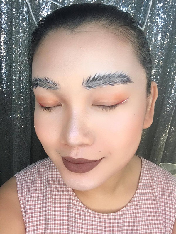 Cười thắt ruột với “101 kiểu lông mày” sáng tạo của chị em - ảnh 7