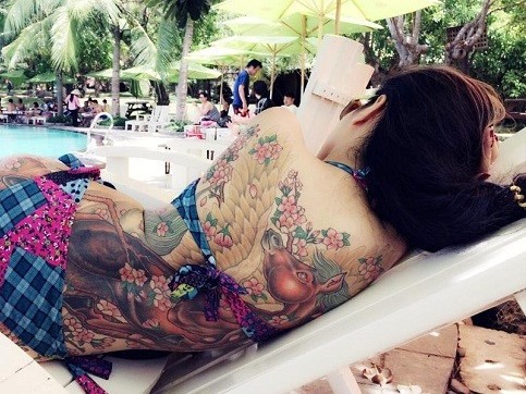 Cô gái Sài Gòn lộ lưng xăm hình chốn công sở gây 'bão' - ảnh 1