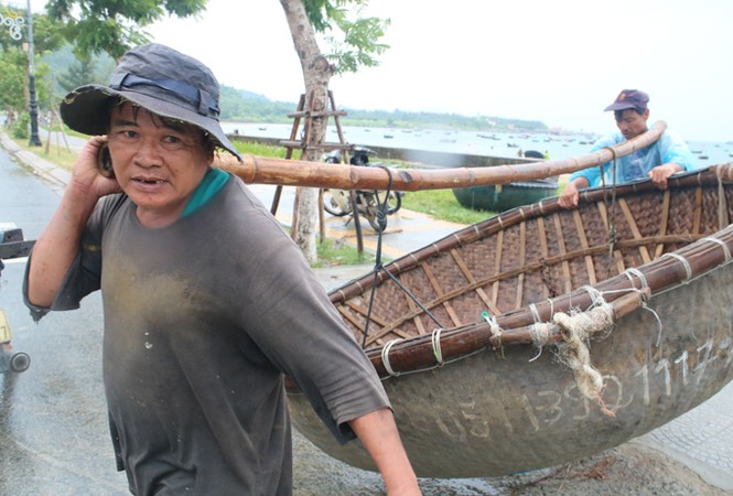 Ngư dân Đà Nẵng hối hả đưa tàu thuyền vào nơi trú bão - ảnh 9