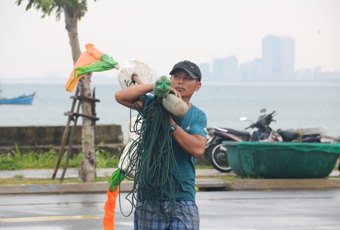 Ngư dân Đà Nẵng hối hả đưa tàu thuyền vào nơi trú bão - ảnh 10