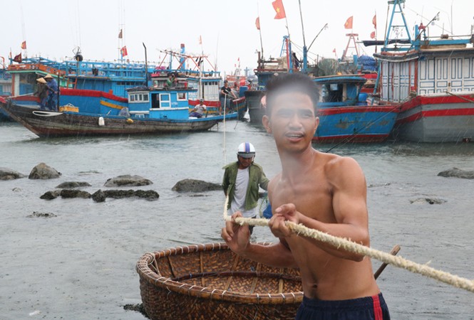 Ngư dân Đà Nẵng hối hả đưa tàu thuyền vào nơi trú bão - ảnh 2