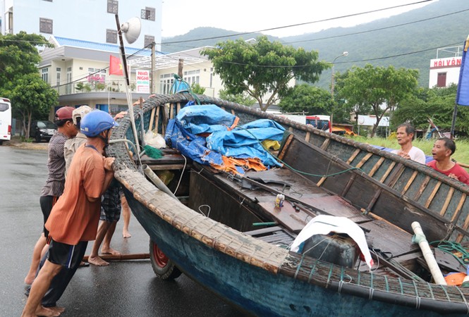 Ngư dân Đà Nẵng hối hả đưa tàu thuyền vào nơi trú bão - ảnh 3
