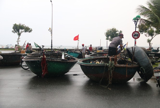 Ngư dân Đà Nẵng hối hả đưa tàu thuyền vào nơi trú bão - ảnh 4