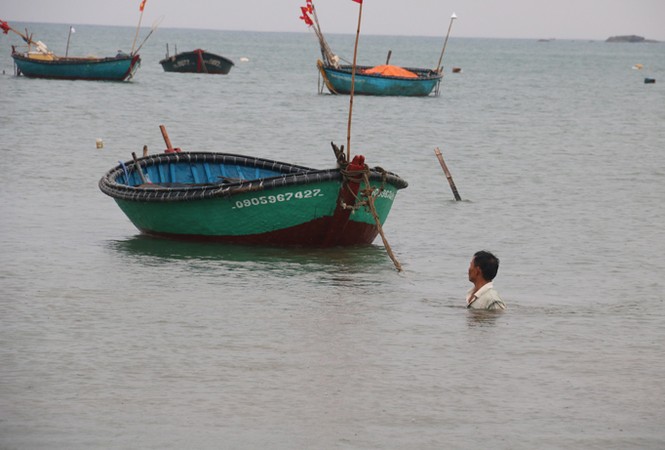 Ngư dân Đà Nẵng hối hả đưa tàu thuyền vào nơi trú bão - ảnh 5