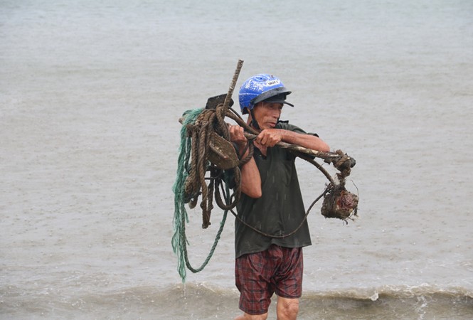 Ngư dân Đà Nẵng hối hả đưa tàu thuyền vào nơi trú bão - ảnh 8