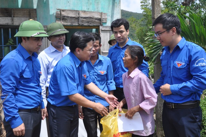 Xúc động sắc áo xanh tình nguyện giúp dân vùng bão - ảnh 5