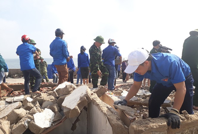 Xúc động sắc áo xanh tình nguyện giúp dân vùng bão - ảnh 3