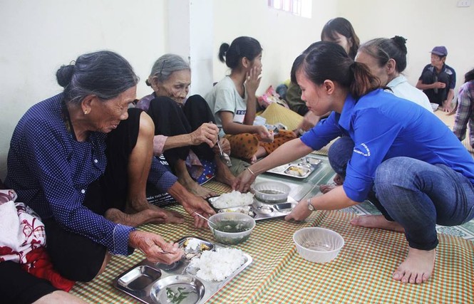 Xúc động sắc áo xanh tình nguyện giúp dân vùng bão - ảnh 9