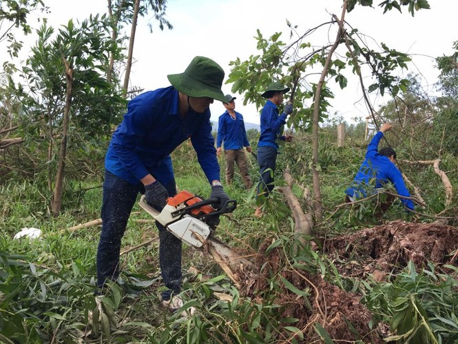 Xúc động sắc áo xanh tình nguyện giúp dân vùng bão - ảnh 10