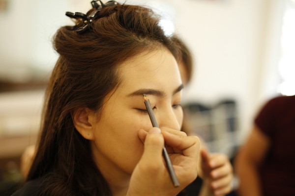 Hậu trường làm đẹp trước khi lên hình của MC Mai Ngọc - ảnh 1