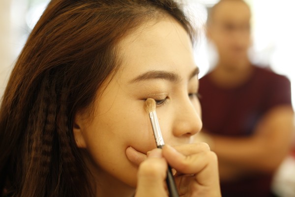 Hậu trường làm đẹp trước khi lên hình của MC Mai Ngọc - ảnh 2