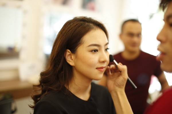 Hậu trường làm đẹp trước khi lên hình của MC Mai Ngọc - ảnh 3