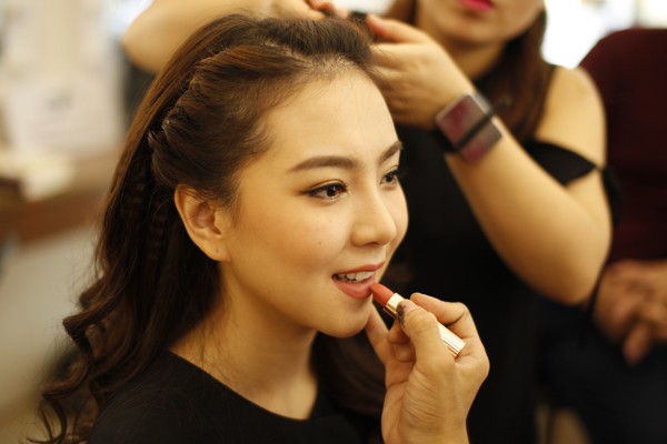 Hậu trường làm đẹp trước khi lên hình của MC Mai Ngọc - ảnh 4