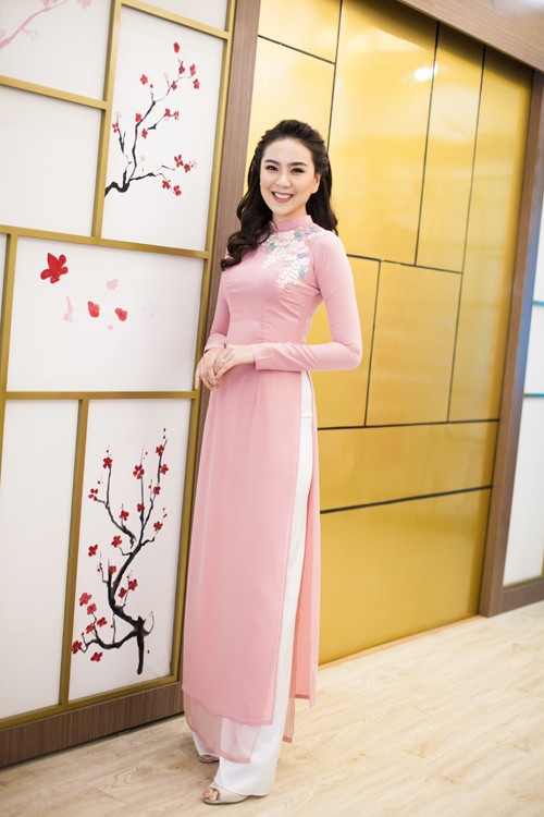 Hậu trường làm đẹp trước khi lên hình của MC Mai Ngọc - ảnh 6