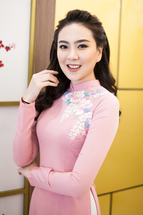 Hậu trường làm đẹp trước khi lên hình của MC Mai Ngọc - ảnh 7