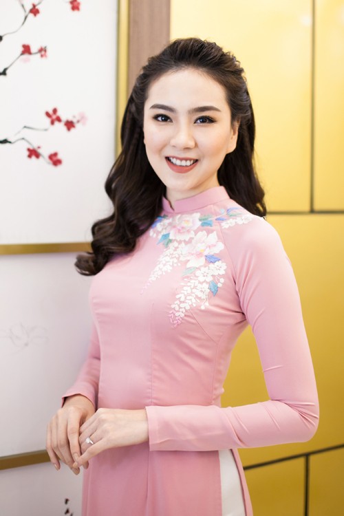 Hậu trường làm đẹp trước khi lên hình của MC Mai Ngọc - ảnh 8