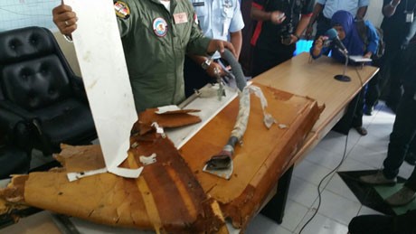 Các mảnh vỡ này thuộc về phần bên trong của chiếc phi cơ AirAsia gặp nạn ngày 28/12