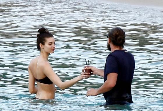 Tài tử Leonardo DiCaprio vui vẻ bên các chân dài sexy - ảnh 2