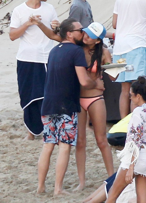 Tài tử Leonardo DiCaprio vui vẻ bên các chân dài sexy - ảnh 7