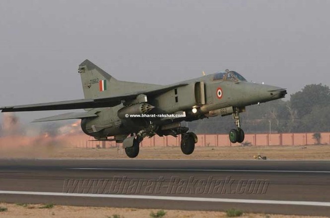 Cường kích MiG-27 đột ngột lao xuống đất, nát tan - ảnh 9