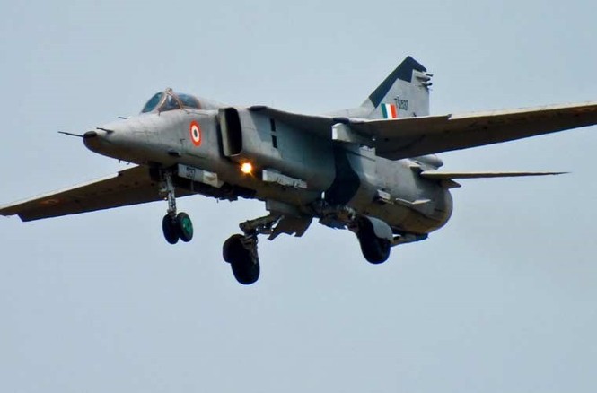 Cường kích MiG-27 đột ngột lao xuống đất, nát tan - ảnh 10