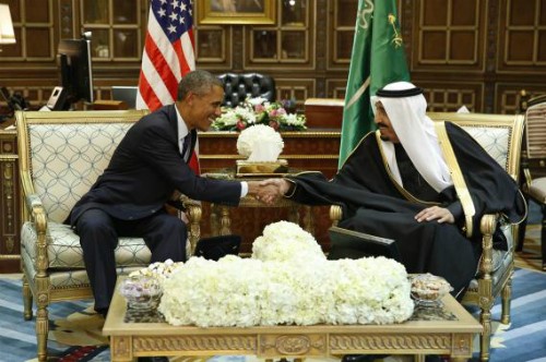 Tổng thống Mỹ Barack Obama bắt tay tân Quốc vương Salman tại Riyadh, Arab Saudi hôm 27/1. Ảnh: Reuters