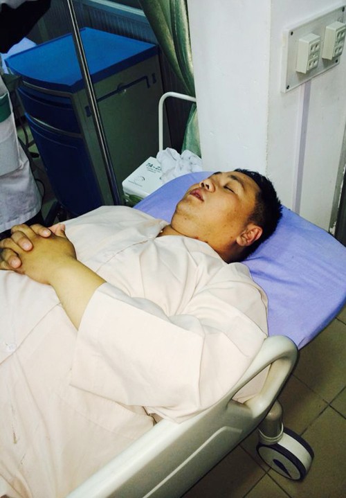 Nam nghệ sĩ hy vọng sau khi truyền 8 chai nước biển và nghỉ ngơi, anh có đủ sức khỏe để tiếp tục lịch quay, không làm ảnh hưởng tới chương trình mà mình đang tham gia.