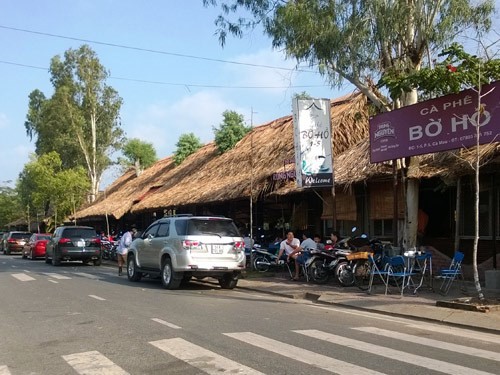 Lề đường 1/5 đang bị chiếm dụng xây dựng quán cà phê - Ảnh: Gia Bách