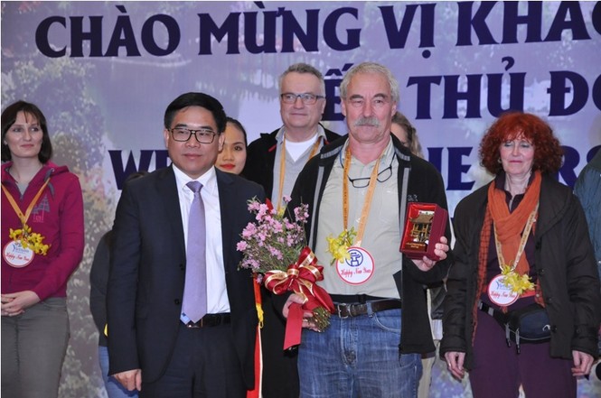 Hà Nội đón đoàn khách quốc tế xông đất - ảnh 1