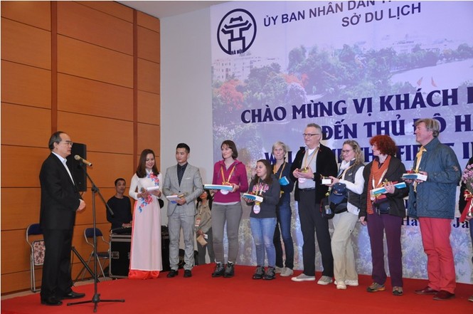 Hà Nội đón đoàn khách quốc tế xông đất - ảnh 2