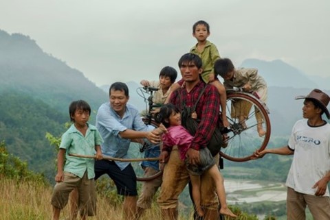 Nhà làm phim quốc tế nói “Cha cõng con” có cơ hội ở Oscar - ảnh 1