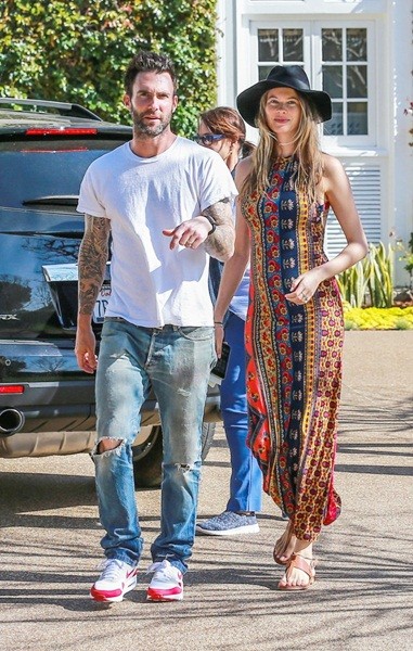 Behati Prinsloo cực cuốn hút trước biển xanh - ảnh 12