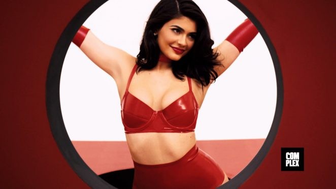 tạp chí,gợi cảm,nóng bỏng,táo bạo,photo,Kim Kardashian,Complex, Kylie Jenner, bơm môi, rapper Tyga, phẫu thuật thẩm mỹ, dáng đồng hồ cát, chương trình truyền hình thực tế, Keeping Up With The Kardashians, tiêm chất làm đầy môi, bơm filler - ảnh 11