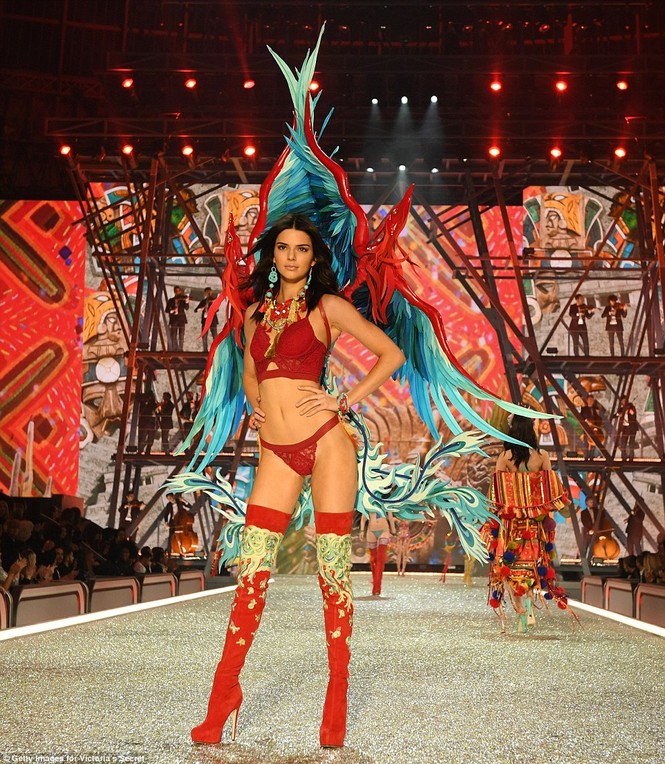 người đẹp,vẻ đẹp,trình diễn,Victoria’s Secret,Irina Shayk,catwalk,chân dài, nội y , Gigi Hadid, Kendall Jenner - ảnh 7