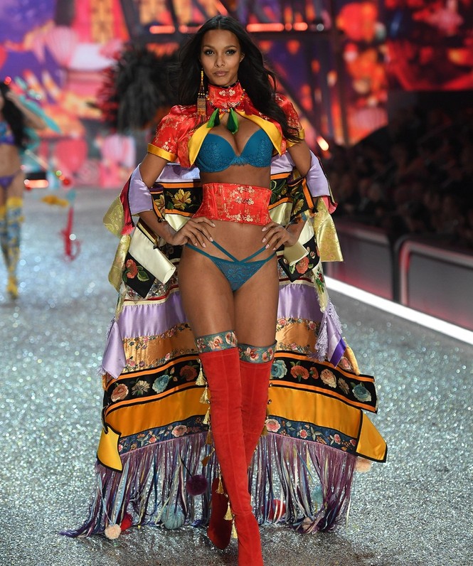 người đẹp,vẻ đẹp,trình diễn,Victoria’s Secret,Irina Shayk,catwalk,chân dài, nội y , Gigi Hadid, Kendall Jenner - ảnh 33