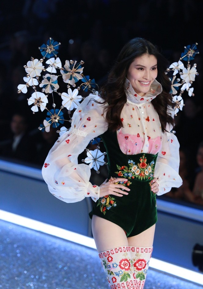 người đẹp,vẻ đẹp,trình diễn,Victoria’s Secret,Irina Shayk,catwalk,chân dài, nội y , Gigi Hadid, Kendall Jenner - ảnh 23
