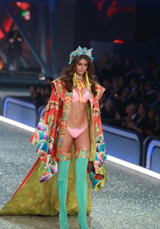 người đẹp,vẻ đẹp,trình diễn,Victoria’s Secret,Irina Shayk,catwalk,chân dài, nội y , Gigi Hadid, Kendall Jenner - ảnh 26
