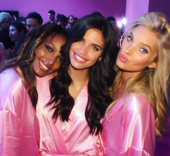 Hậu trường sôi động của Victoria's Secret Fashion Show 2016 - ảnh 3