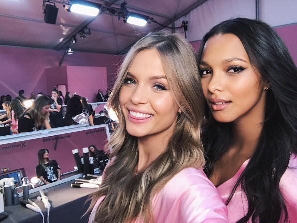 Hậu trường sôi động của Victoria's Secret Fashion Show 2016 - ảnh 1