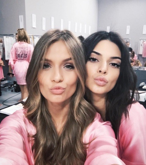 Hậu trường sôi động của Victoria's Secret Fashion Show 2016 - ảnh 2