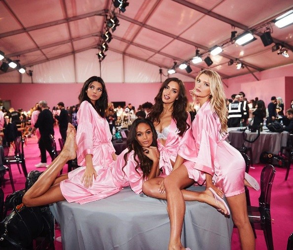 Hậu trường sôi động của Victoria's Secret Fashion Show 2016 - ảnh 8