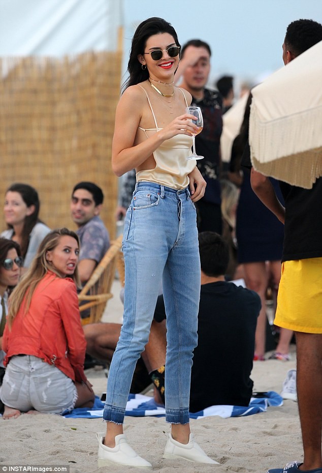 Victoria’s Secret,phong cách,chân dài,Kim Kardashian, Kendall Jenner,gợi cảm,show diễn,thiên thần,ăn mặc, Miami - ảnh 2