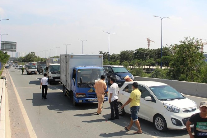 Ô tô tông liên hoàn trên đại lộ Sài Gòn - ảnh 2