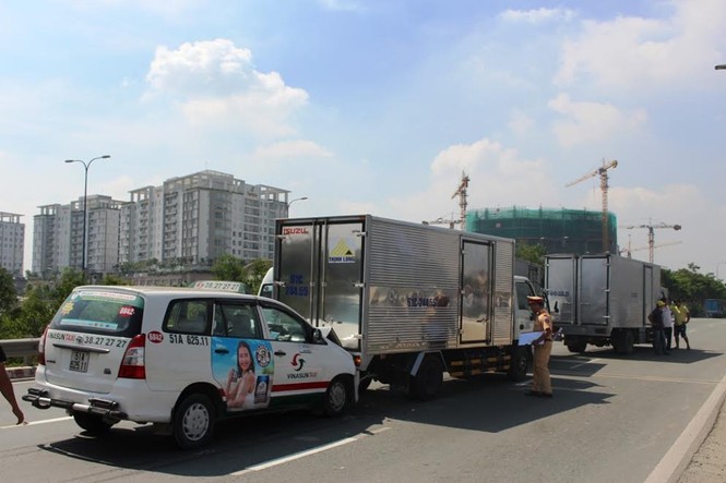 Ô tô tông liên hoàn trên đại lộ Sài Gòn - ảnh 1