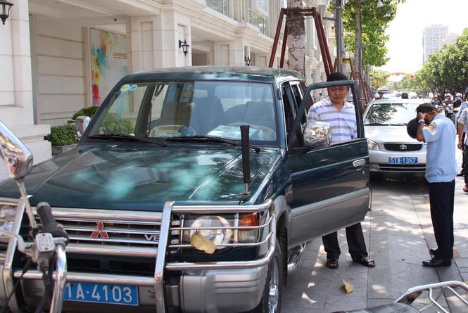 TPHCM 'xử' nhiều xe công đậu trên vỉa hè - ảnh 2