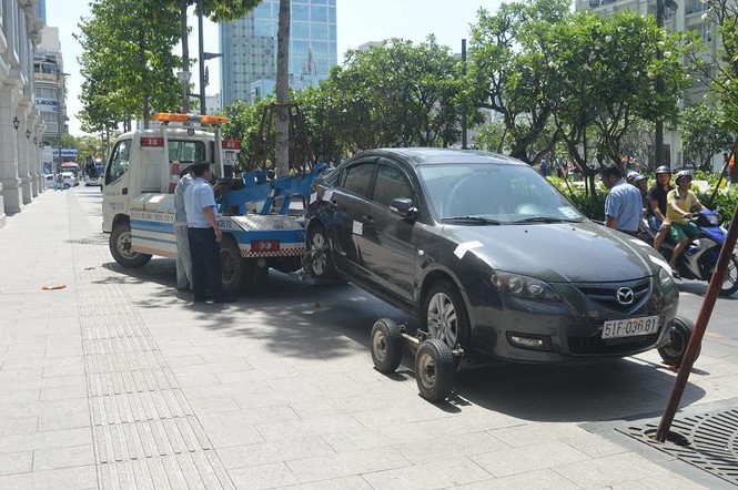 TPHCM 'xử' nhiều xe công đậu trên vỉa hè - ảnh 5
