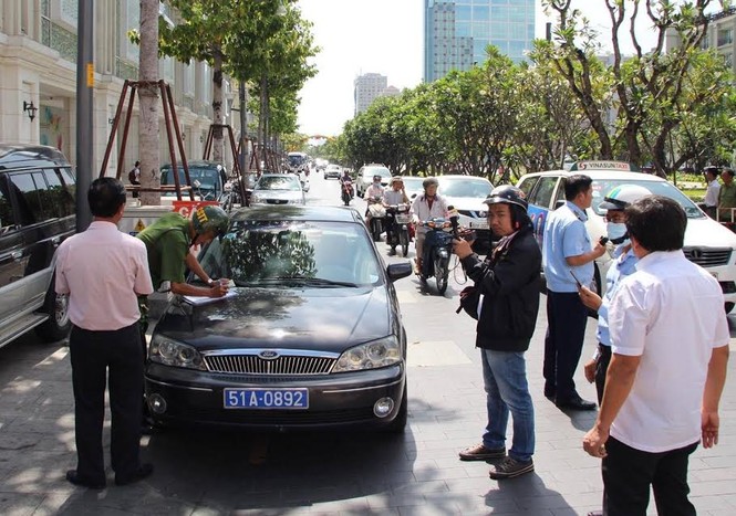 TPHCM 'xử' nhiều xe công đậu trên vỉa hè - ảnh 1