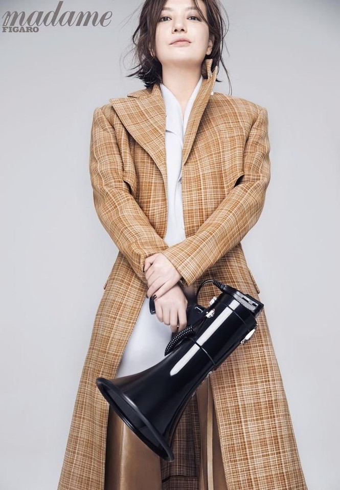 Triệu Vy phá cách đầy ấn tượng với phong cách tomboy - ảnh 3