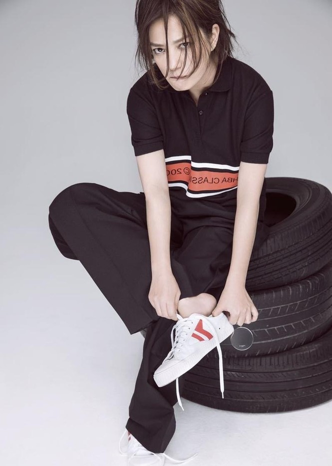 Triệu Vy phá cách đầy ấn tượng với phong cách tomboy - ảnh 5